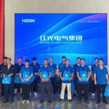2025年7月 【“夏送清凉”举行时】乐清经济开发区总工会慰问问鼎娱乐app电气集团生产一线